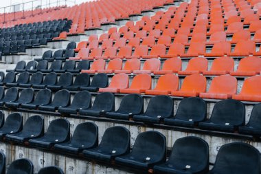 Açık hava stadyumundaki taraftarlar ve taraftarlar için boş stantlar ve koltuklar. Salgın sırasında fan eksikliği.