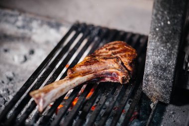 Sulu biftek bir restoranda ızgara olur. Izgarada kızarmış et var..