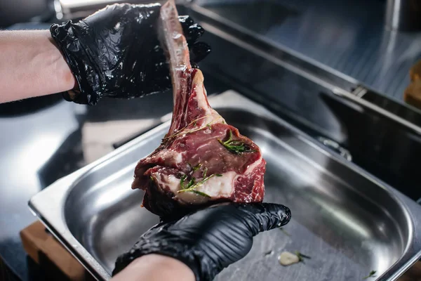 Profesionální Kuchař Marinuje Připravuje Šťavnatý Steak Čerstvého Kusu Masa Vaření — Stock fotografie