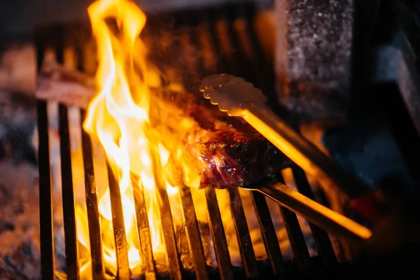 Bife Suculento Grelhado Num Restaurante Assar Carne Fogo Grelha — Fotografia de Stock
