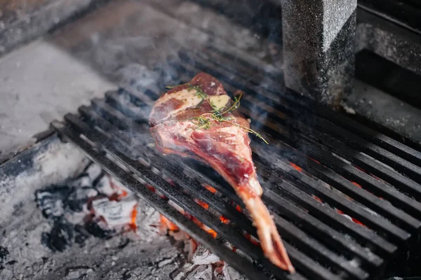 Einem Restaurant Wird Saftiges Steak Gegrillt Fleisch Feuer Auf Dem — Stockfoto