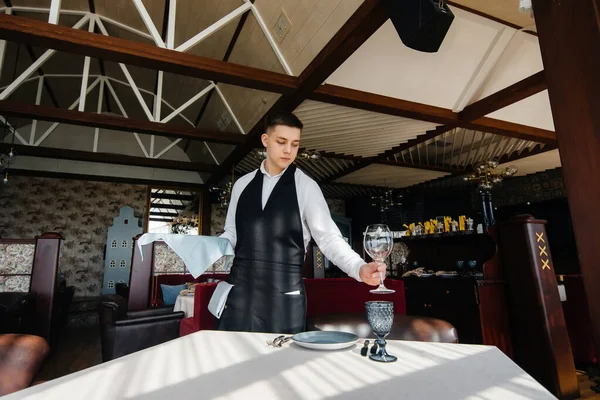 Mladý Číšník Stylové Uniformě Servíruje Stůl Krásné Gurmánské Restauraci Restaurace — Stock fotografie