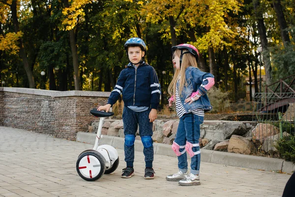 Happy Boy Meisje Staan Rijden Het Park Segways Scooters Tijdens — Stockfoto