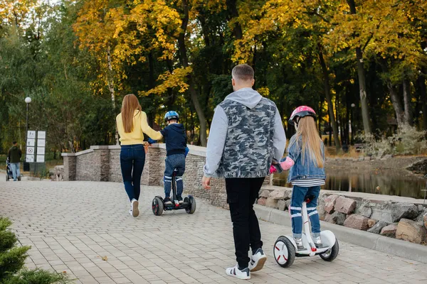 Een Grote Gelukkige Familie Rijdt Segways Elektrische Scooters Het Park — Stockfoto