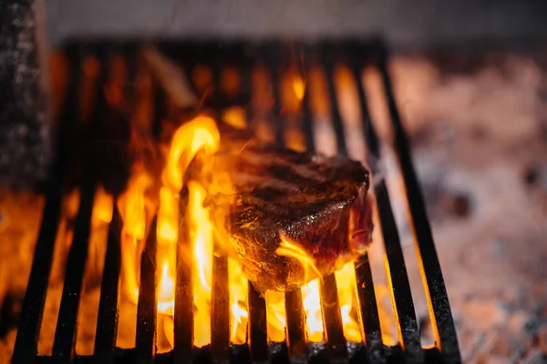 Bife Suculento Grelhado Num Restaurante Assar Carne Fogo Grelha — Fotografia de Stock