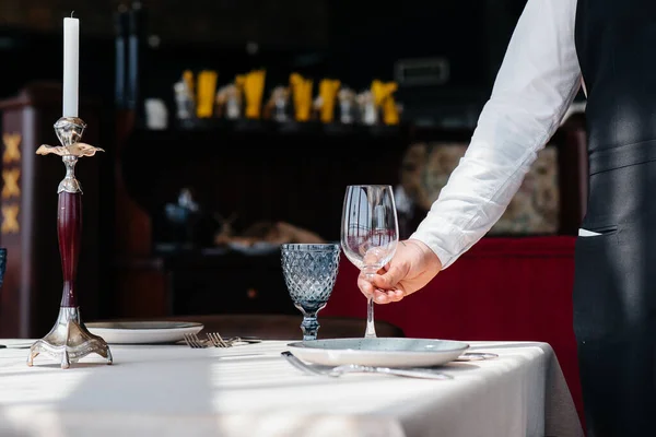 Joven Camarero Con Elegante Uniforme Dedica Servir Mesa Hermoso Restaurante —  Fotos de Stock