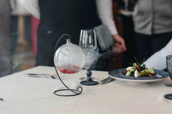 一个精美的沙拉海鲜 金枪鱼和黑鱼子酱在一个漂亮的服务在餐厅的桌子上 特写佳肴佳肴特写 — 图库照片