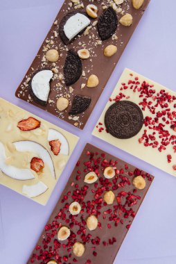 Parlak bir arka planda doğal el yapımı çikolata..