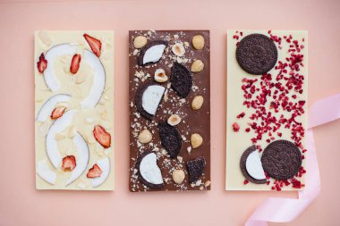 Parlak bir arka planda doğal el yapımı çikolata..