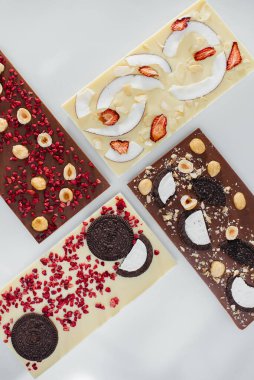 Parlak bir arka planda doğal el yapımı çikolata..