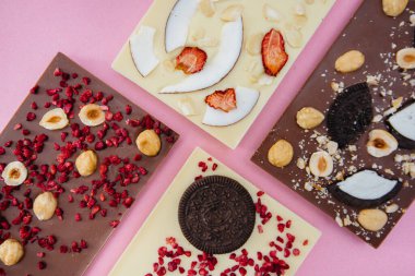 Parlak bir arka planda doğal el yapımı çikolata..