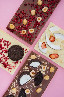 Parlak bir arka planda doğal el yapımı çikolata..