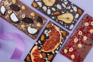 Parlak bir arka planda doğal el yapımı çikolata..