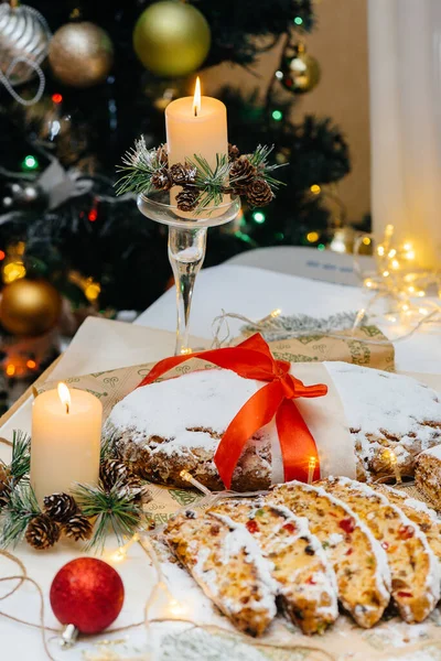 Traditioneller Weihnachtsstollen Aus Getrockneten Früchten Und Mit Puderzucker Bestreuten Nüssen — Stockfoto