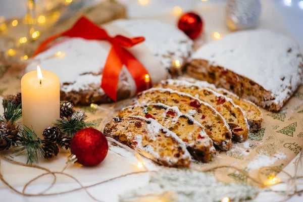 Traditioneller Weihnachtsstollen Aus Getrockneten Früchten Und Mit Puderzucker Bestreuten Nüssen — Stockfoto