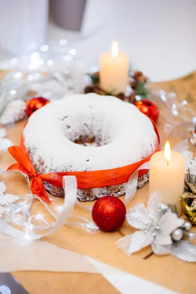 Traditioneller Runder Weihnachtsstollen Aus Getrockneten Früchten Und Mit Puderzucker Bestreuten — Stockfoto