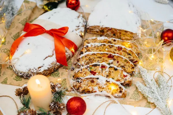 Traditioneller Weihnachtsstollen Aus Getrockneten Früchten Und Mit Puderzucker Bestreuten Nüssen — Stockfoto