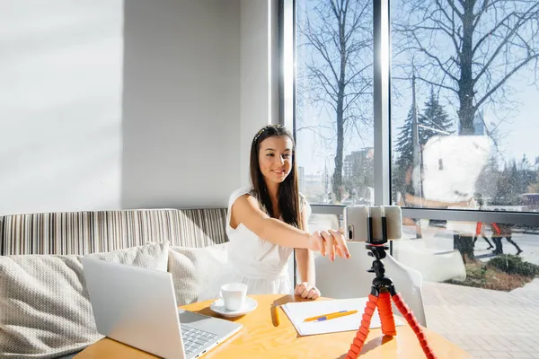 Uma Jovem Linda Garota Está Sentada Café Gravando Blogs Vídeo — Fotografia de Stock