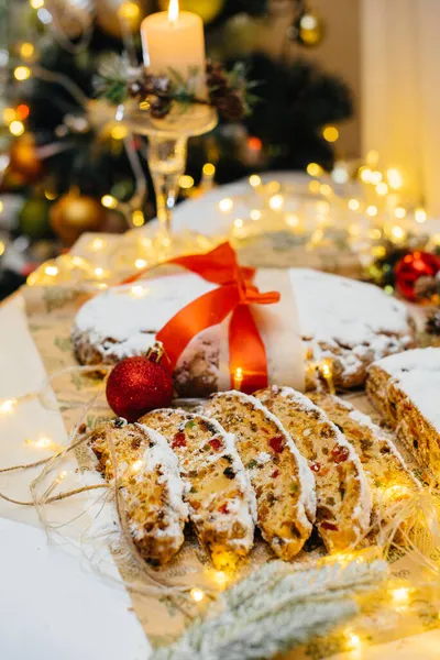 Traditioneller Weihnachtsstollen Aus Getrockneten Früchten Und Mit Puderzucker Bestreuten Nüssen — Stockfoto