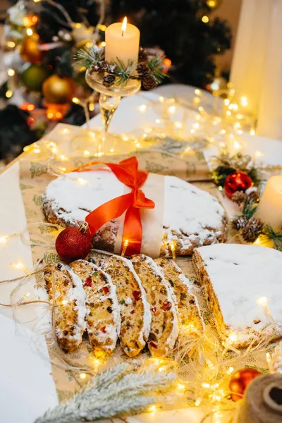 Traditioneller Weihnachtsstollen Aus Getrockneten Früchten Und Mit Puderzucker Bestreuten Nüssen — Stockfoto