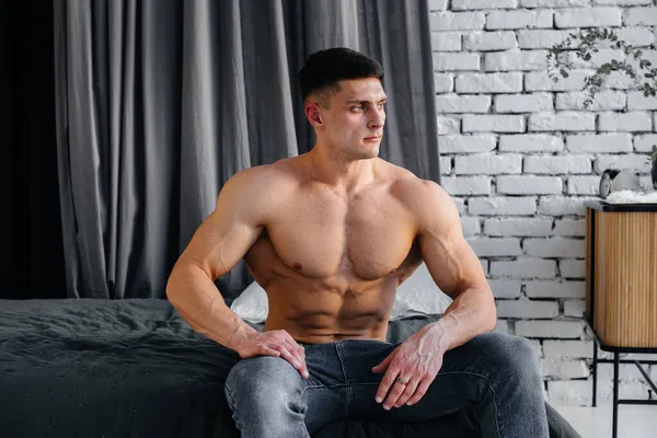 Een Jonge Sexy Atleet Met Perfecte Buikspieren Poseert Studio Topless — Stockfoto