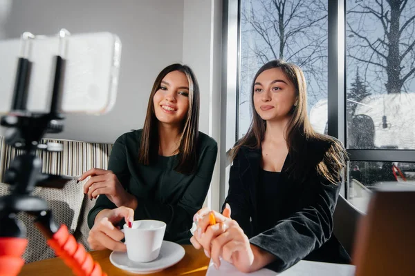 Güzel Kız Bir Kafede Oturup Video Blogları Kaydediyor Sosyal Ağlarda — Stok fotoğraf