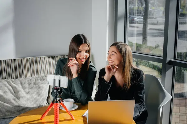 Dos Chicas Hermosas Jóvenes Están Sentadas Café Grabando Video Blogs — Foto de Stock