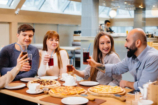Grupo Jovens Amigos Alegres Está Sentado Café Conversando Comendo Pizza — Fotografia de Stock
