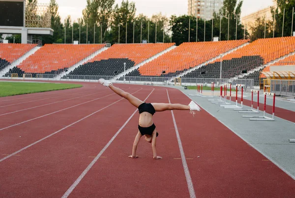 Dziewczyna Jest Zaangażowana Ćwiczenia Rozgrzewające Ćwiczenia Gimnastyce Akrobacji Lecie Stadionie — Zdjęcie stockowe