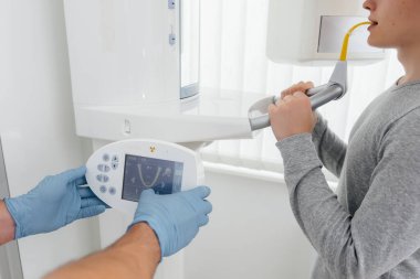 Genç bir adamda çenenin bilgisayarlı tomografisi modern dişçilikte çenenin dairesel bir görüntüsü var. Karaciğer, protez ve diş tedavisinin önlenmesi. Radyoloji, panoramik tarayıcı.