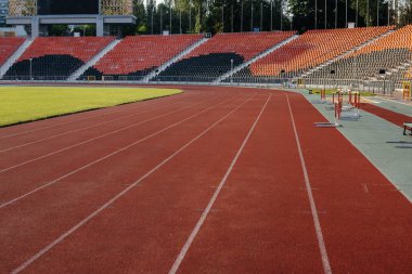 Gün batımında stadyumda koşu parkurları var. Koşmak için spor tesisleri. Spor..
