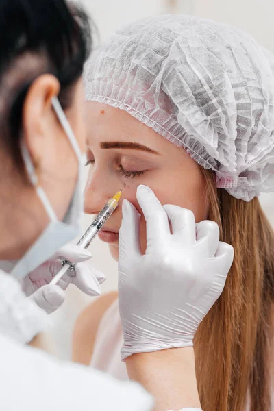 Procedura Cosmetica Riempire Solco Nasolacrimale Mesoterapia Intorno Agli Occhi Una — Foto Stock