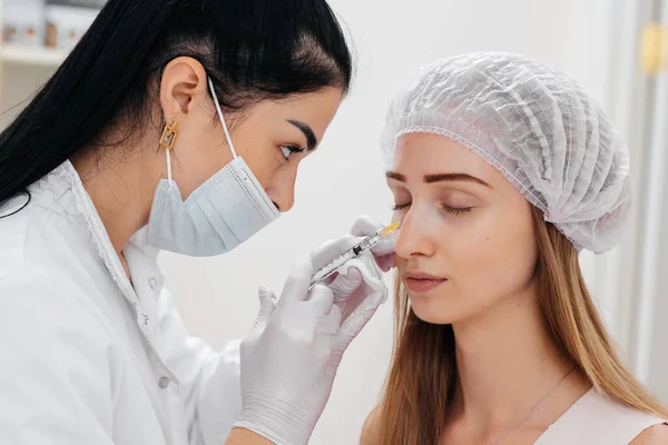 Procedura Cosmetica Riempire Solco Nasolacrimale Mesoterapia Intorno Agli Occhi Una — Foto Stock