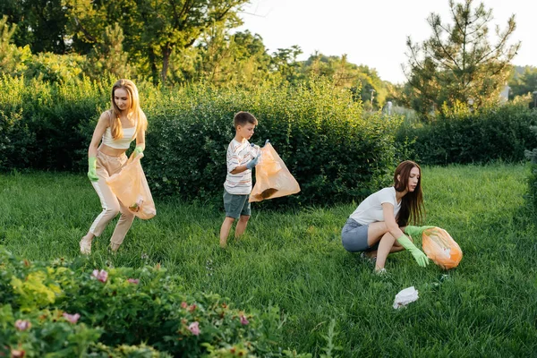 Grupo Meninas Com Crianças Pôr Sol Estão Envolvidas Coleta Lixo — Fotografia de Stock