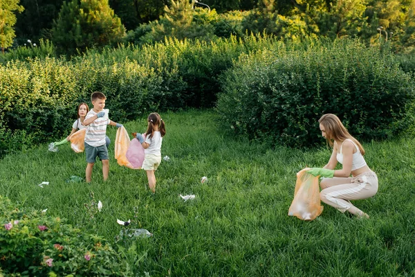 Grupo Adultos Crianças Juntos Pôr Sol Está Envolvido Coleta Lixo — Fotografia de Stock