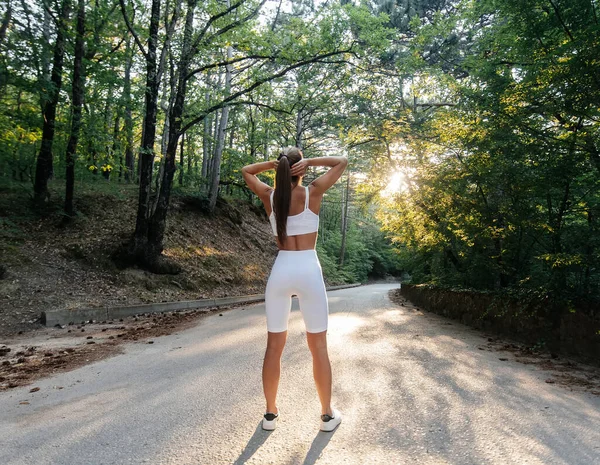 Uma Menina Bonita Jovem Posa Com Costas Antes Correr Treinamento — Fotografia de Stock