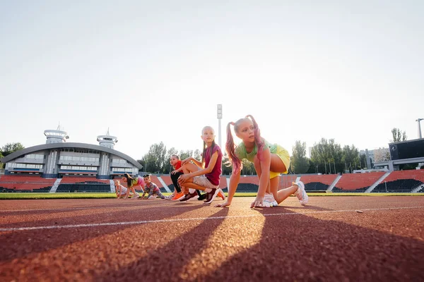 Duża Grupa Dziewcząt Przygotowała Się Starcie Przed Bieganiem Stadionie Zachodzie — Zdjęcie stockowe