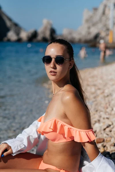 Piękna Młoda Kobieta Okularach Bikini Siedzi Oceanie Cieszy Się Wakacjami — Zdjęcie stockowe