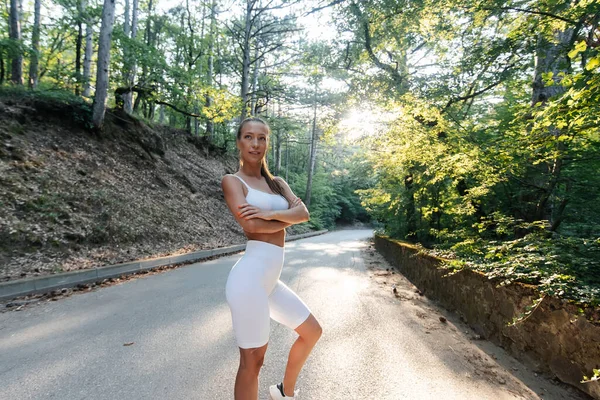 Uma Jovem Menina Bonita Roupas Brancas Posa Antes Treino Corrida — Fotografia de Stock