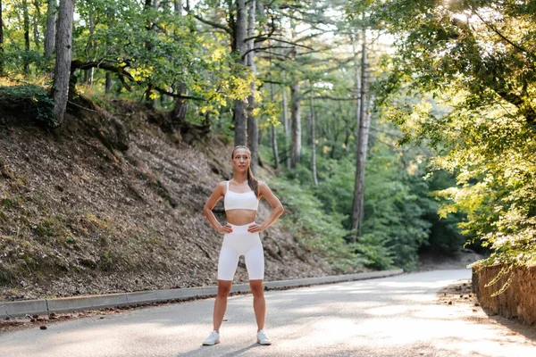 Ein Junges Schönes Mädchen Weißen Kleidern Posiert Vor Einem Lauftraining — Stockfoto