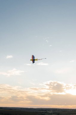 Gökyüzünde doğa koruma alanı içinde uçan bir uçurtma. Mutlu açık hava eğlenceleri. Özgürlük ve boşluk.