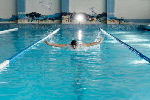 Ein Junger Mann Trainiert Und Schwimmt Einem Modernen Schwimmbad Sportliche — Stockfoto