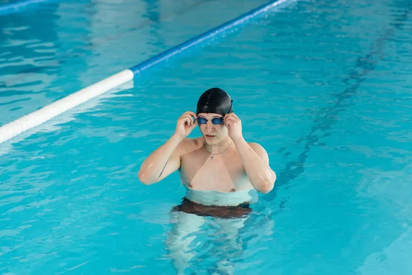 Genç Bir Adam Modern Bir Yüzme Havuzunda Antrenmana Hazırlanırken Ayağa — Stok fotoğraf