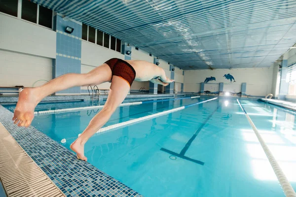 Jeune Homme Plonge Saute Dans Eau Une Piscine Moderne Formation — Photo