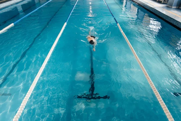 Młody Człowiek Trenuje Pływa Nowoczesnym Basenie Rozwój Sportu Przygotowanie Zawodów — Zdjęcie stockowe