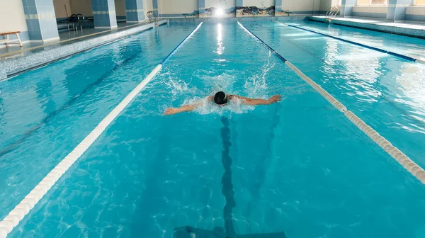 Jovem Treina Nada Uma Piscina Moderna Desenvolvimento Desportivo Preparação Para — Fotografia de Stock