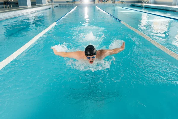 Egy Fiatalember Edz Úszik Egy Modern Medencében Sportfejlesztés Felkészülés Versenyekre — Stock Fotó