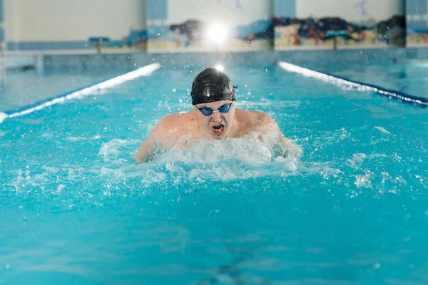 Genç Bir Adam Modern Bir Yüzme Havuzunda Antrenman Yapar Yüzer — Stok fotoğraf