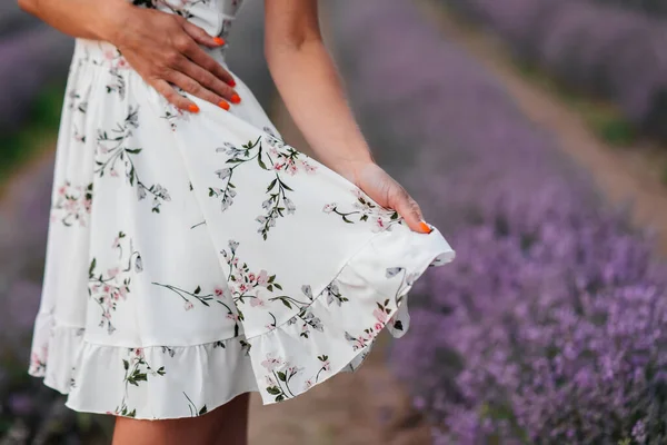 繊細なドレスと帽子の若い美しい女の子はラベンダーの美しいフィールドを歩き 花の香りを楽しんでいます 休息と美しい自然 ラベンダーの開花と花摘み — ストック写真