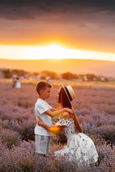 Une Jeune Belle Femme Avec Son Fils Promène Dans Beau — Photo